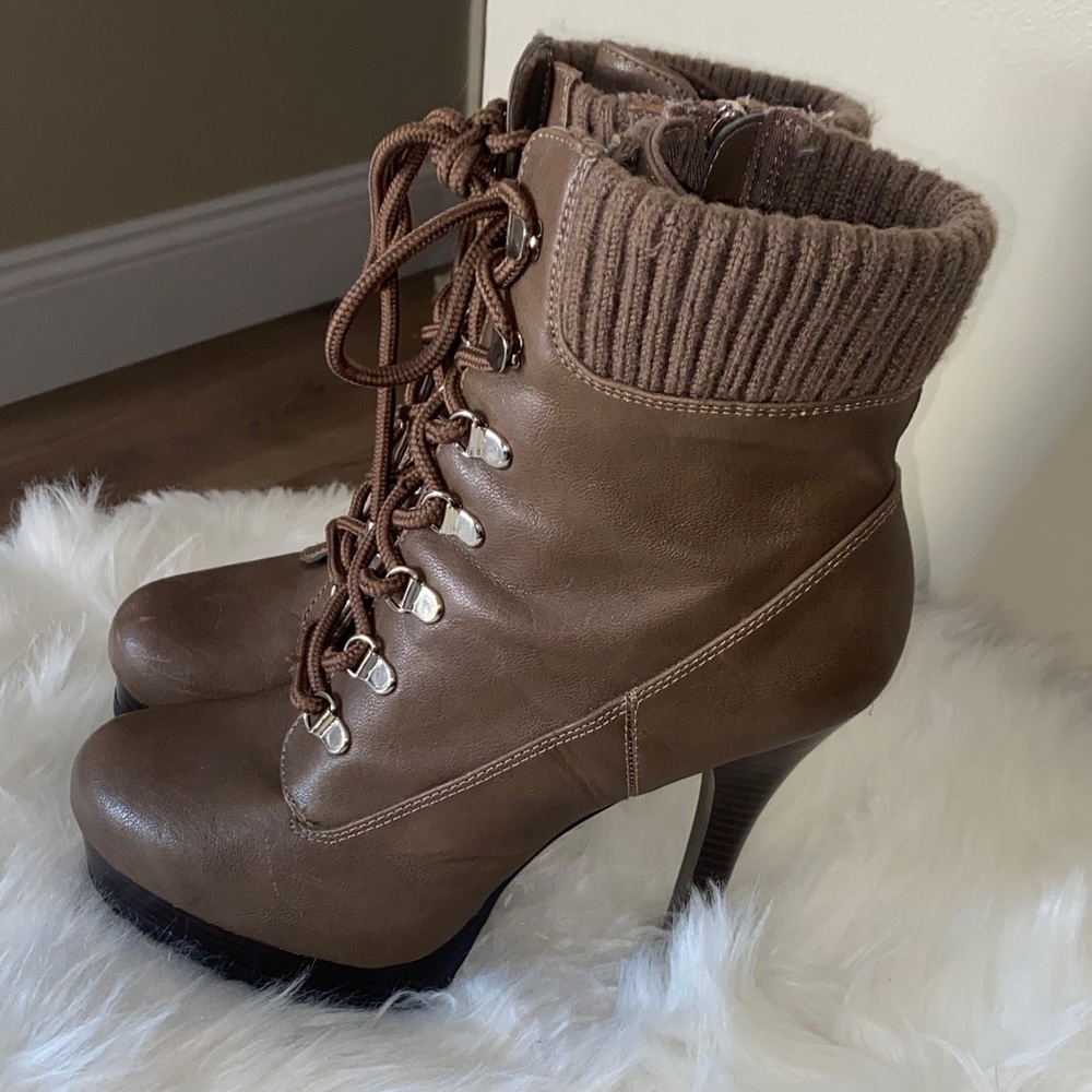 Jennifer Lopez Tan Heeled Boots